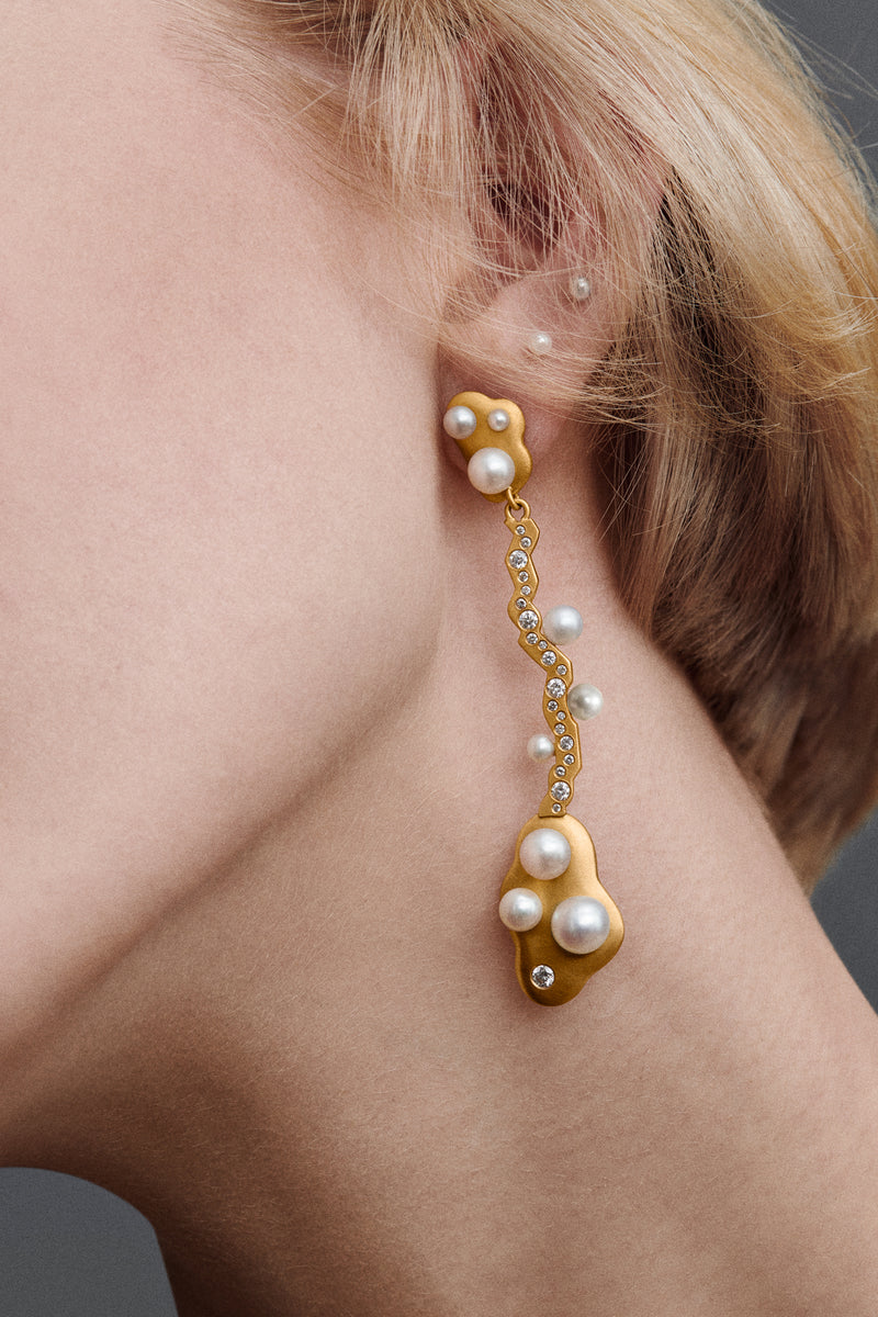 Gold 18K Freshwater Pearls Earring Diamond Diamonds Single Earpiece Danish Design Jo Riis-Hansen Jewelry Earrings Jewellery Handmade Art Smykker Ørering Dansk Design Håndlavet Øreringe Specielt Design Kunst Perler Guld Diamanter 