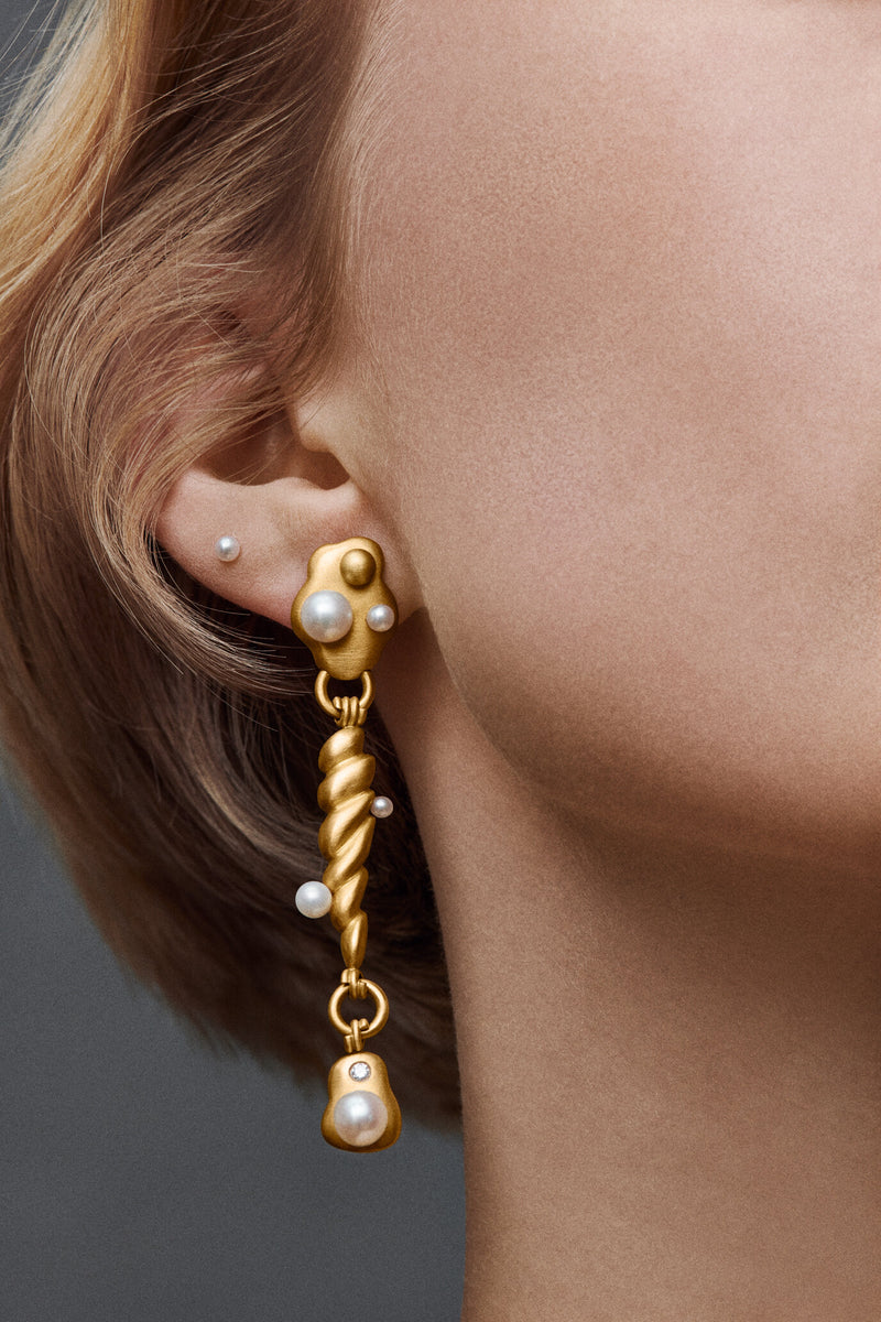 Gold 18K Freshwater Pearls Earring Diamond Diamonds Single Earpiece Danish Design Jo Riis-Hansen Jewelry Earrings Jewellery Handmade Art Smykker Ørering Dansk Design Håndlavet Øreringe Specielt Design Kunst Perler Guld Diamanter 