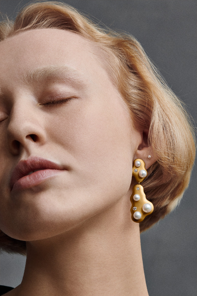 Gold 18K Freshwater Pearls Earring Diamond Diamonds Single Earpiece Danish Design Jo Riis-Hansen Jewelry Earrings Jewellery Handmade Art Smykker Ørering Dansk Design Håndlavet Øreringe Specielt Design Kunst Perler Guld Diamanter 