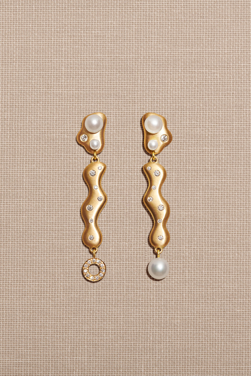 Gold 18K Freshwater Pearls Earring Diamond Diamonds Single Earpiece Danish Design Jo Riis-Hansen Jewelry Earrings Jewellery Handmade Art Smykker Ørering Dansk Design Håndlavet Øreringe Specielt Design Kunst Perler Guld Diamanter