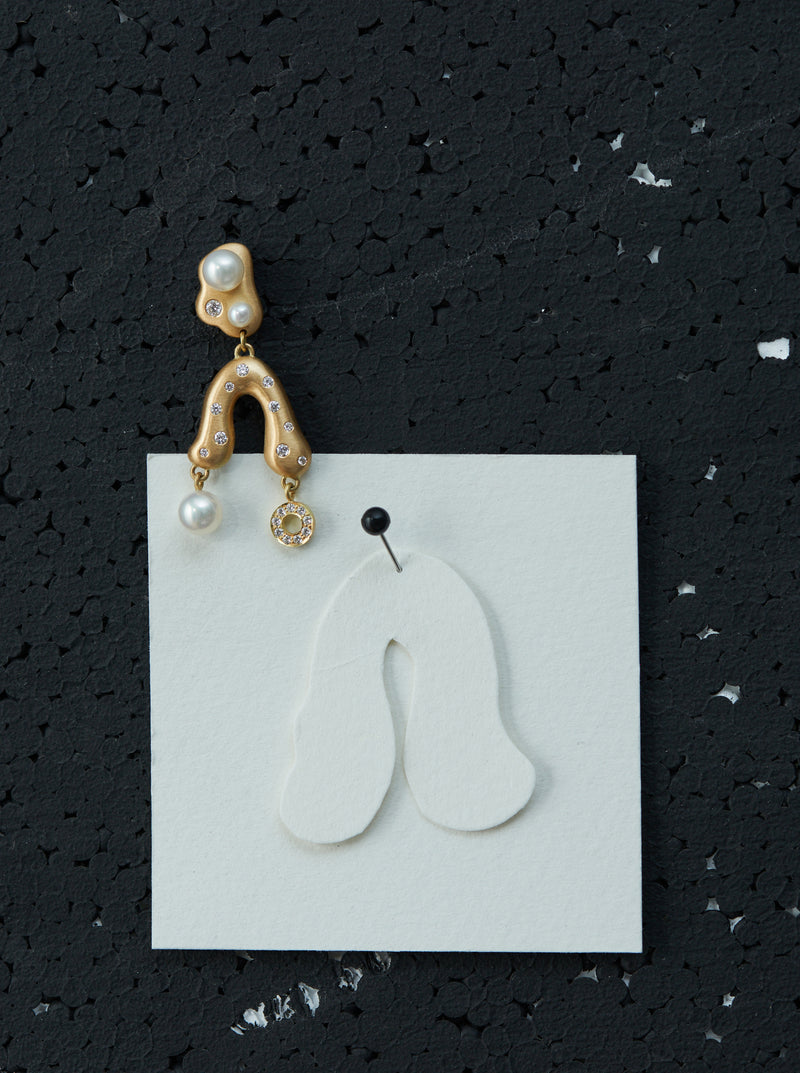 Gold 18K Freshwater Pearls Earring Diamond Diamonds Single Earpiece Danish Design Jo Riis-Hansen Jewelry Earrings Jewellery Handmade Art Smykker Ørering Dansk Design Håndlavet Øreringe Specielt Design Kunst Perler Guld Diamanter